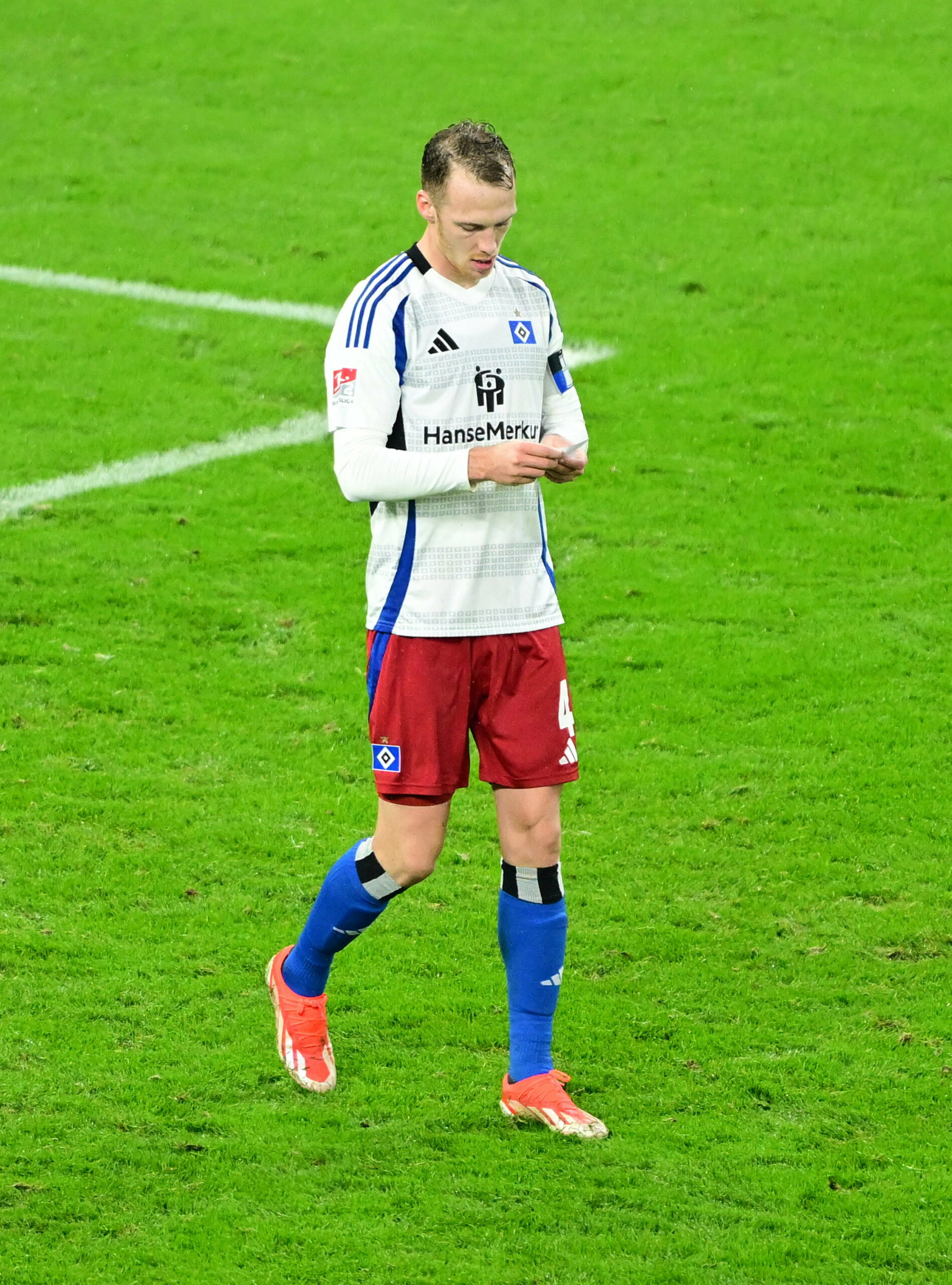 Sebastian Schonlau lässt nach dem 2:2 gegen Schalke den Kopf hängen.