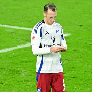 Sebastian Schonlau lässt nach dem 2:2 gegen Schalke den Kopf hängen.