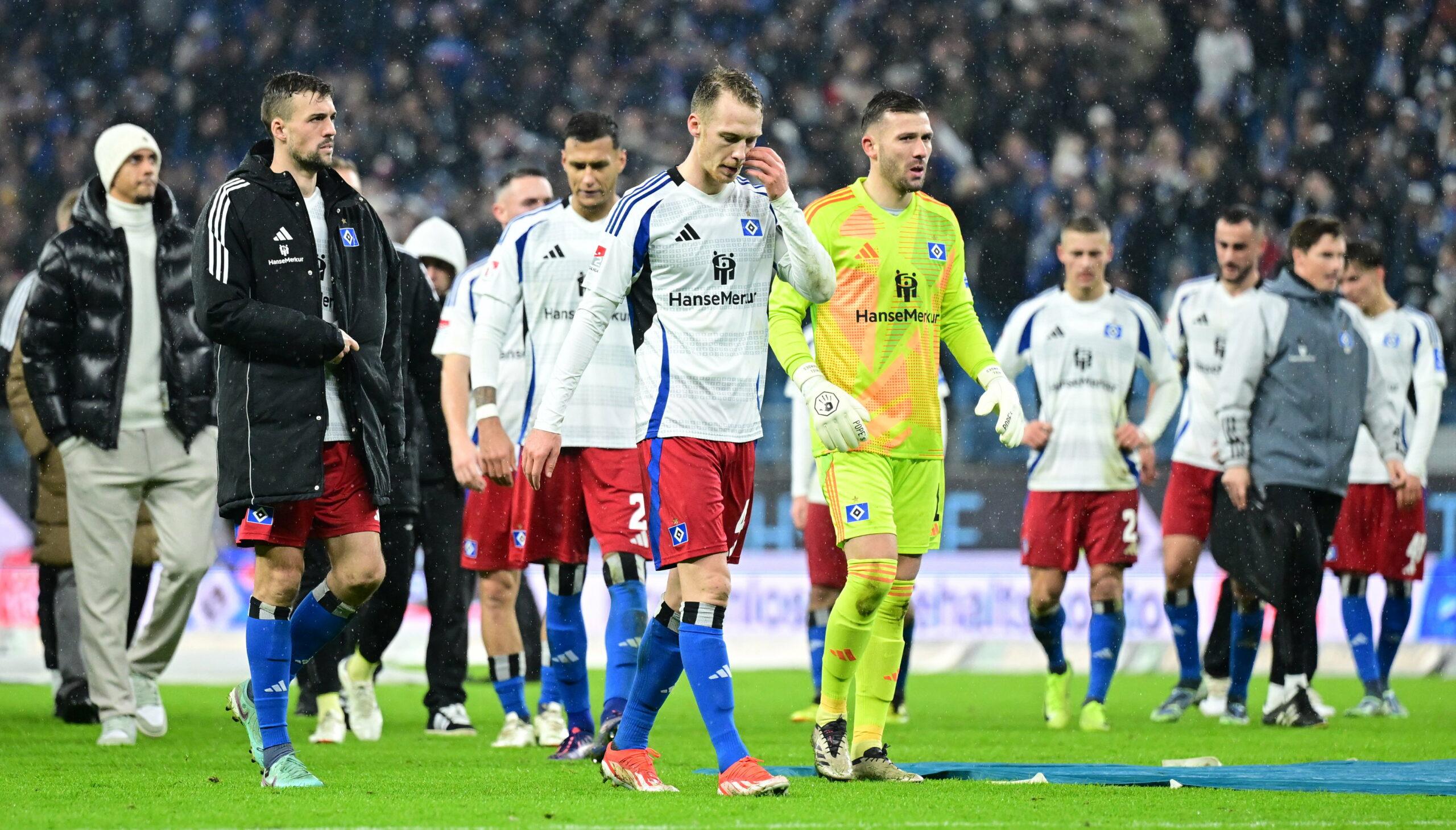 Enttäuschte HSV-Spieler nach dem Schlusspfiff gegen Schalke