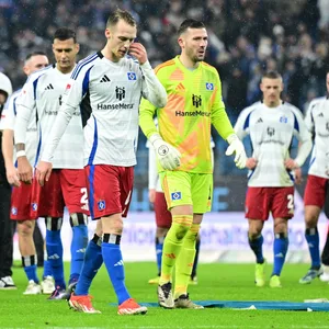 Enttäuschte HSV-Spieler nach dem Schlusspfiff gegen Schalke