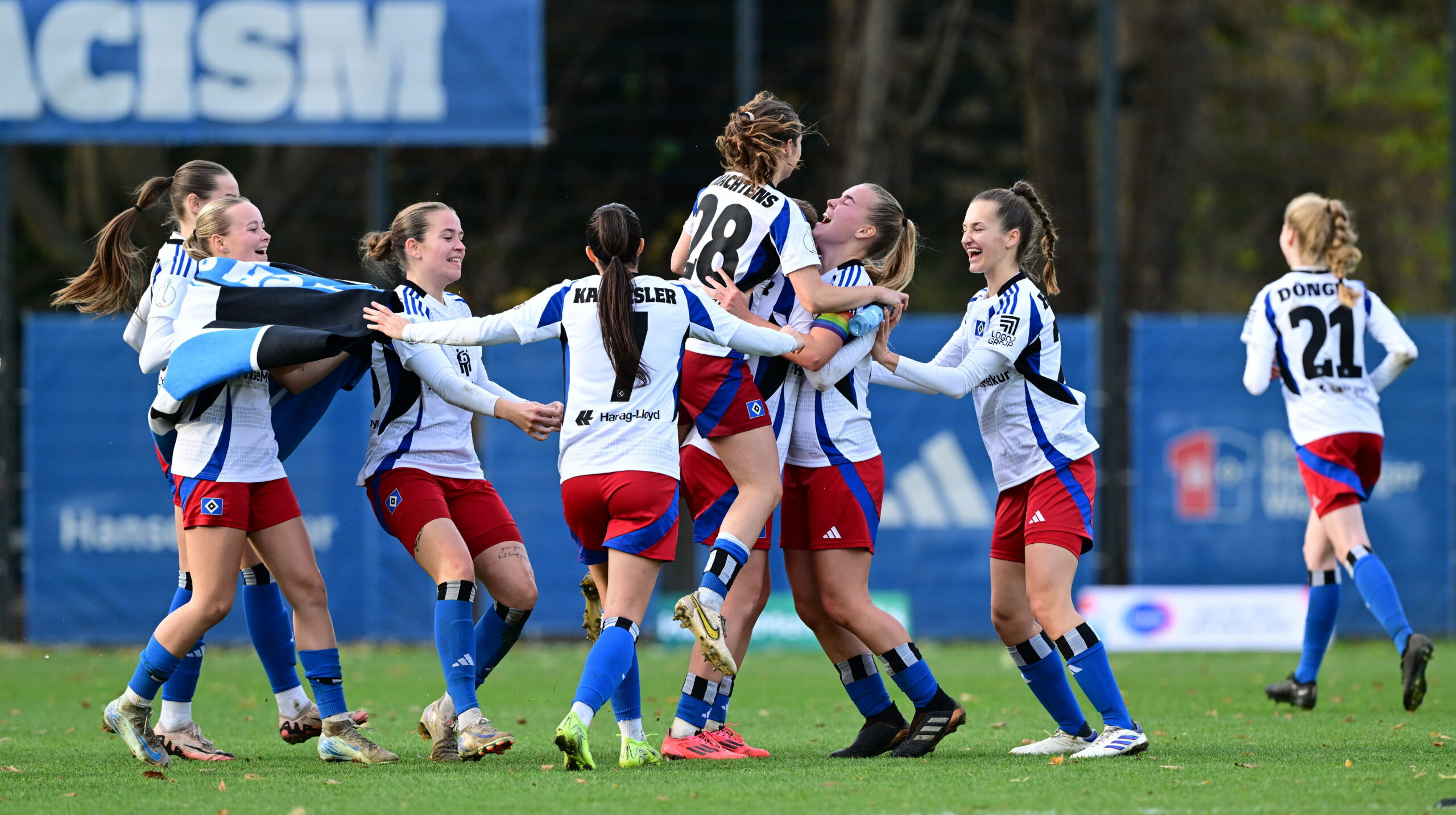 Großer Jubel nach dem Schlusspfiff - der HSV steht im Viertelfinale des DFB-Pokals.