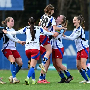Großer Jubel nach dem Schlusspfiff - der HSV steht im Viertelfinale des DFB-Pokals.