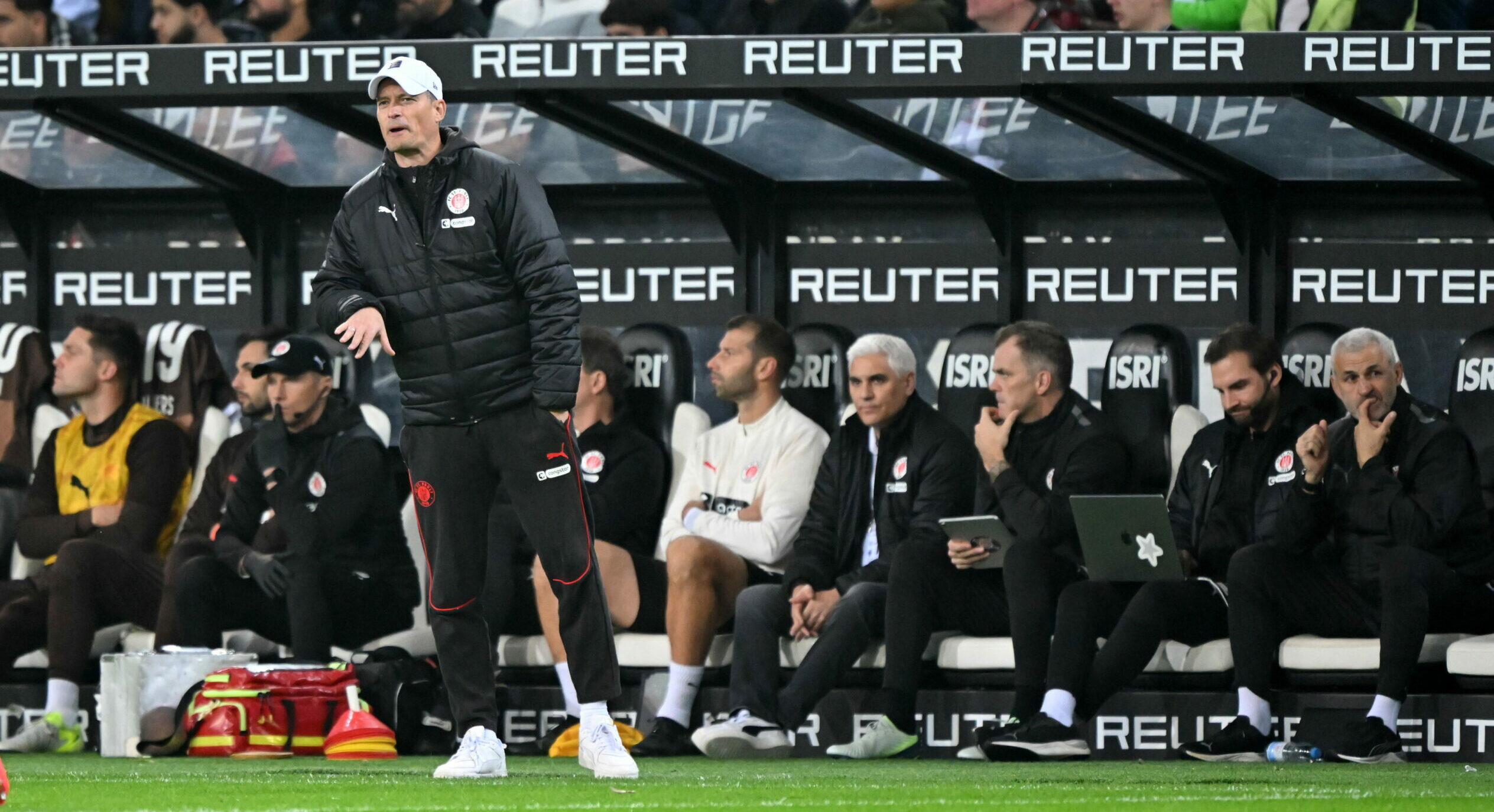 Alexander Blessin gibt Kommandos an der Seitenlinie in Mönchengladbach.