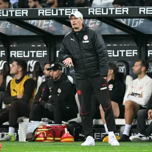 Alexander Blessin gibt Kommandos an der Seitenlinie in Mönchengladbach.