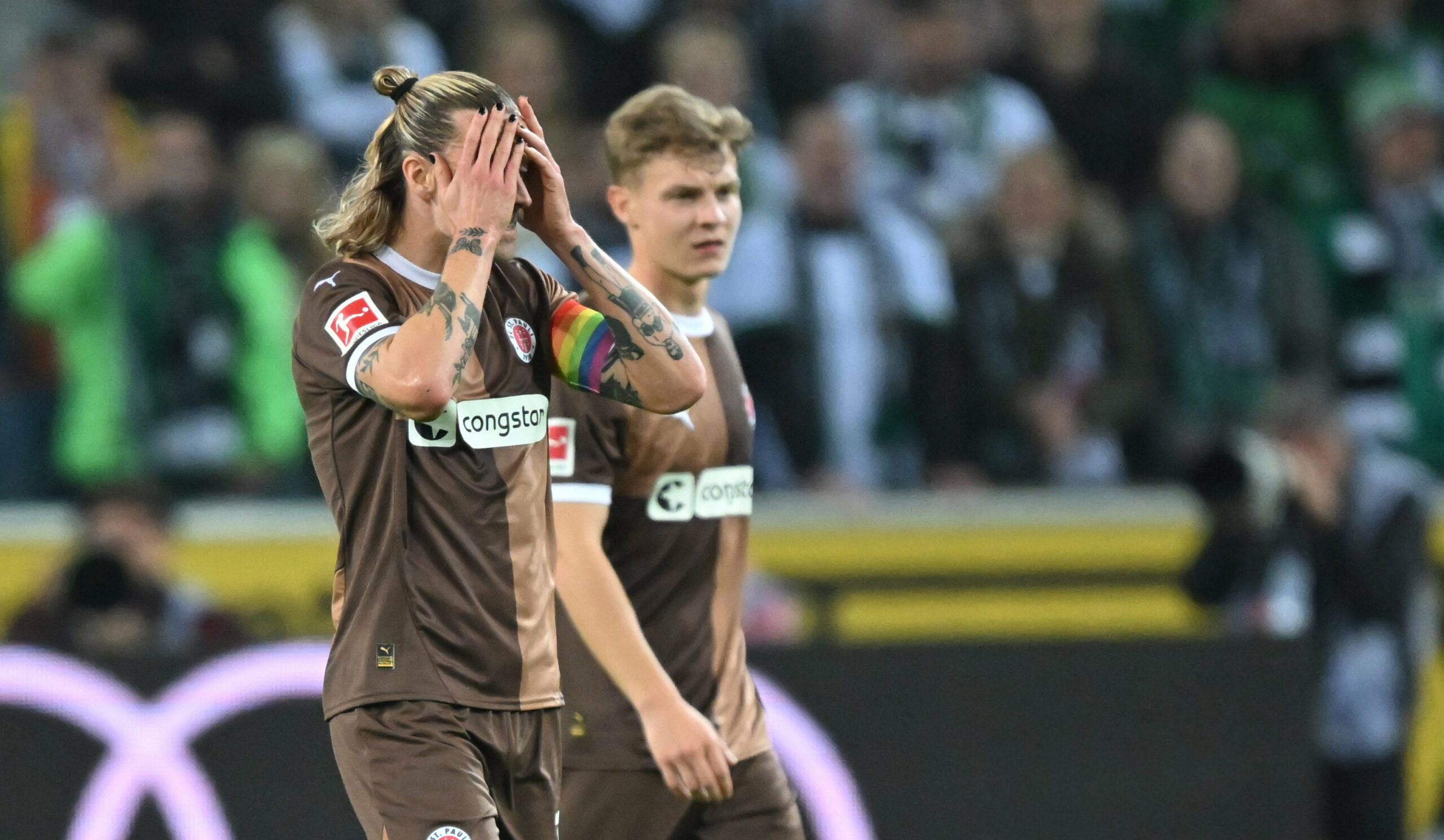 Jackson Irvine ärgert sich über das Ergebnis in Gladbach.