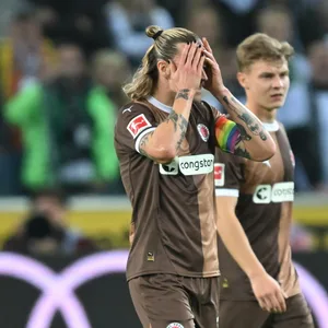 Jackson Irvine ärgert sich über das Ergebnis in Gladbach.
