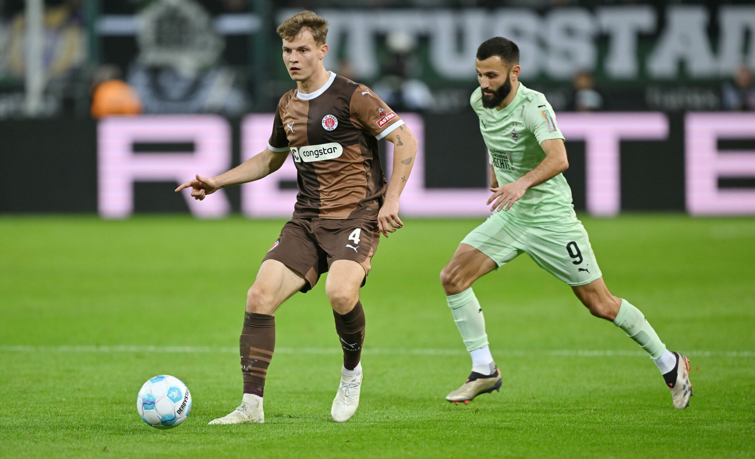 David Nemeth (l.) machte in Mönchengladbach sein erstes Saisonspiel für St. Pauli.