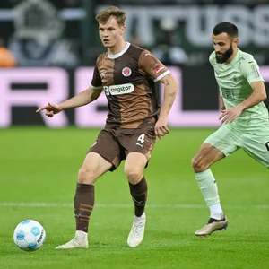 David Nemeth (l.) machte in Mönchengladbach sein erstes Saisonspiel für St. Pauli.