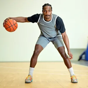 Johnathan Stove dribbelt mit dem Basketball
