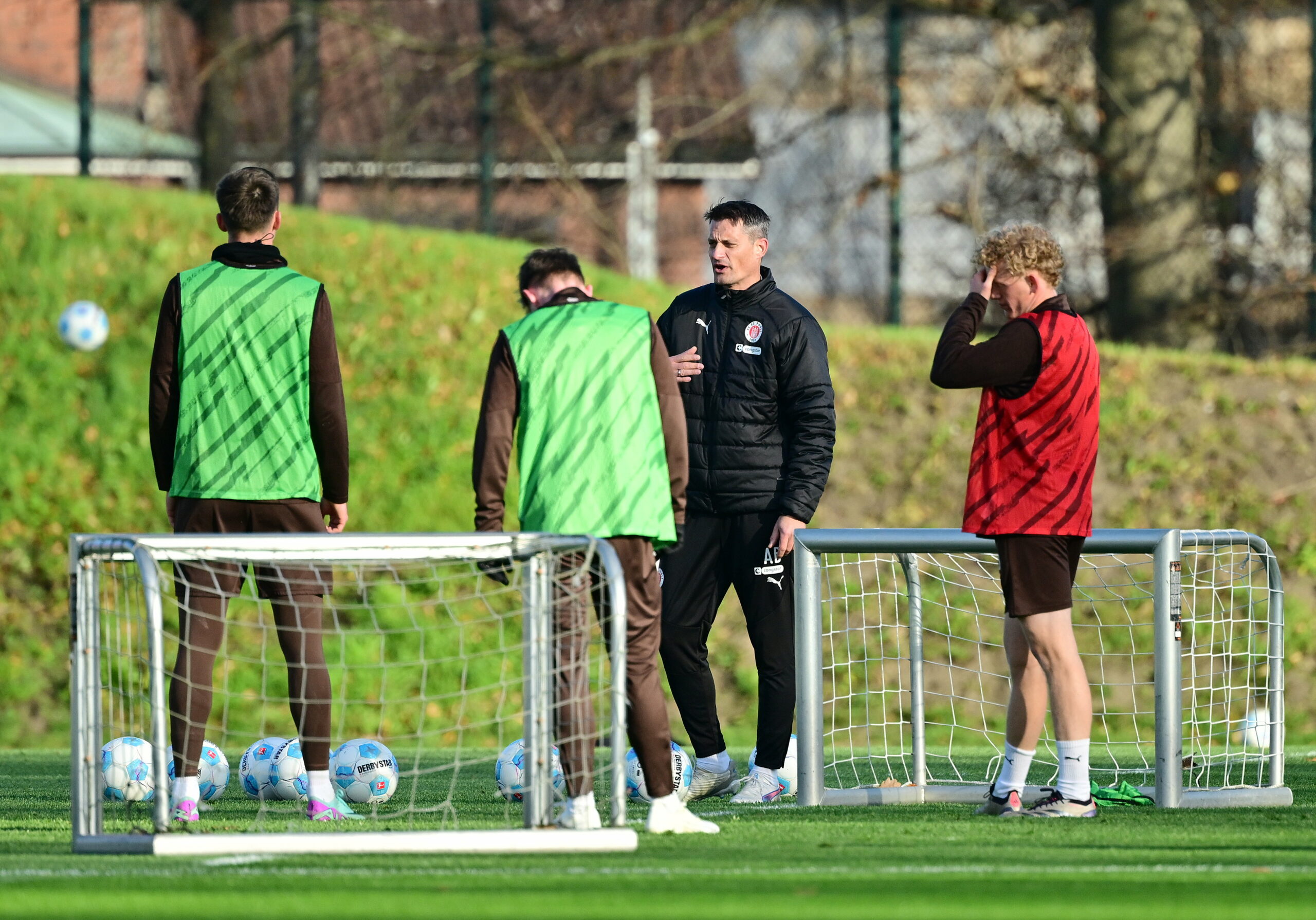 Alexander Blessin gibt Kommandos im St. Pauli-Training.