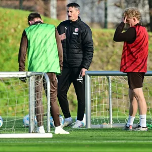 Alexander Blessin gibt Kommandos im St. Pauli-Training.