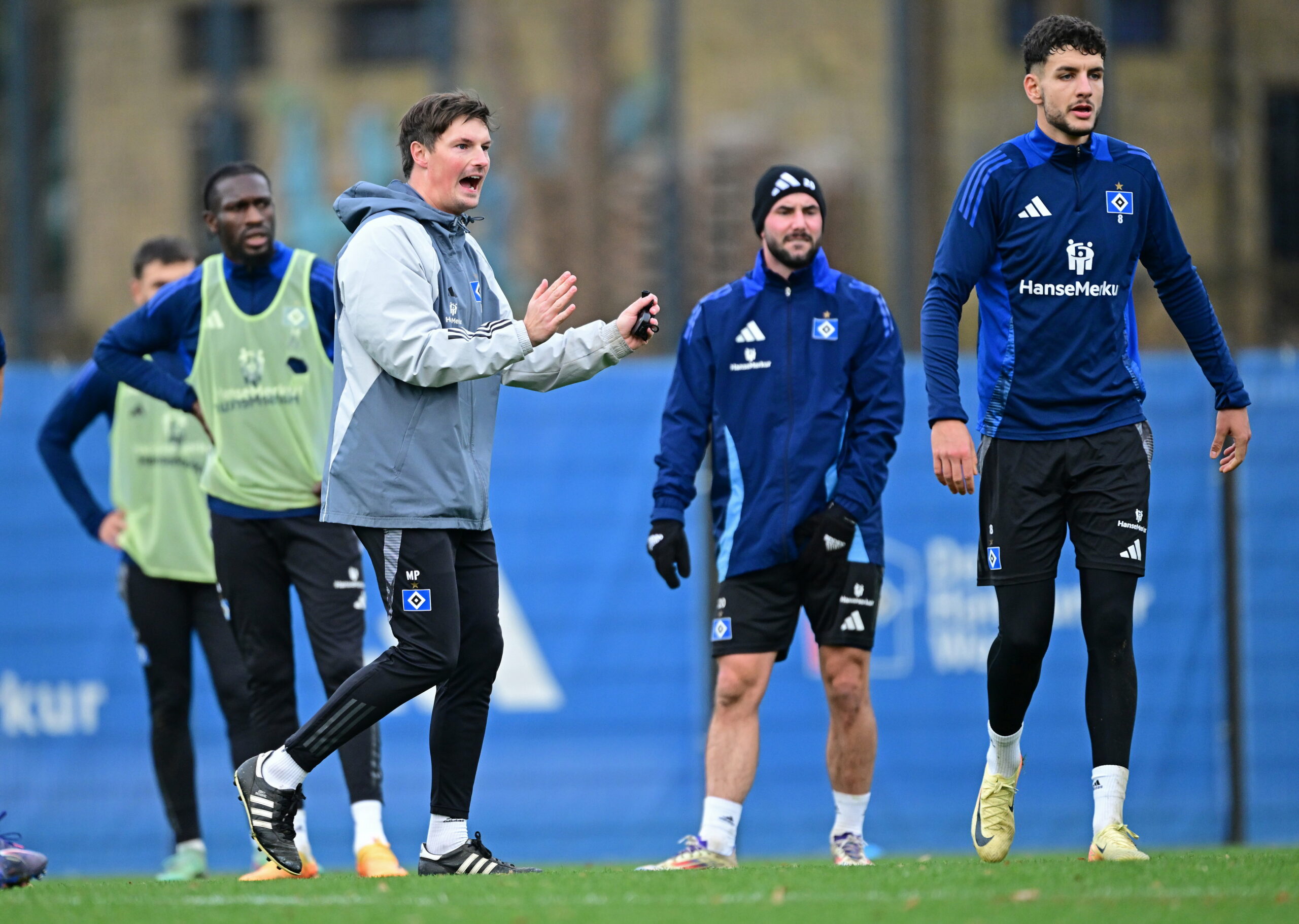 Merlin Polzin gibt im HSV-Training Anweisungen