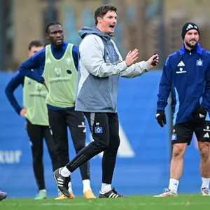 Merlin Polzin gibt im HSV-Training Anweisungen