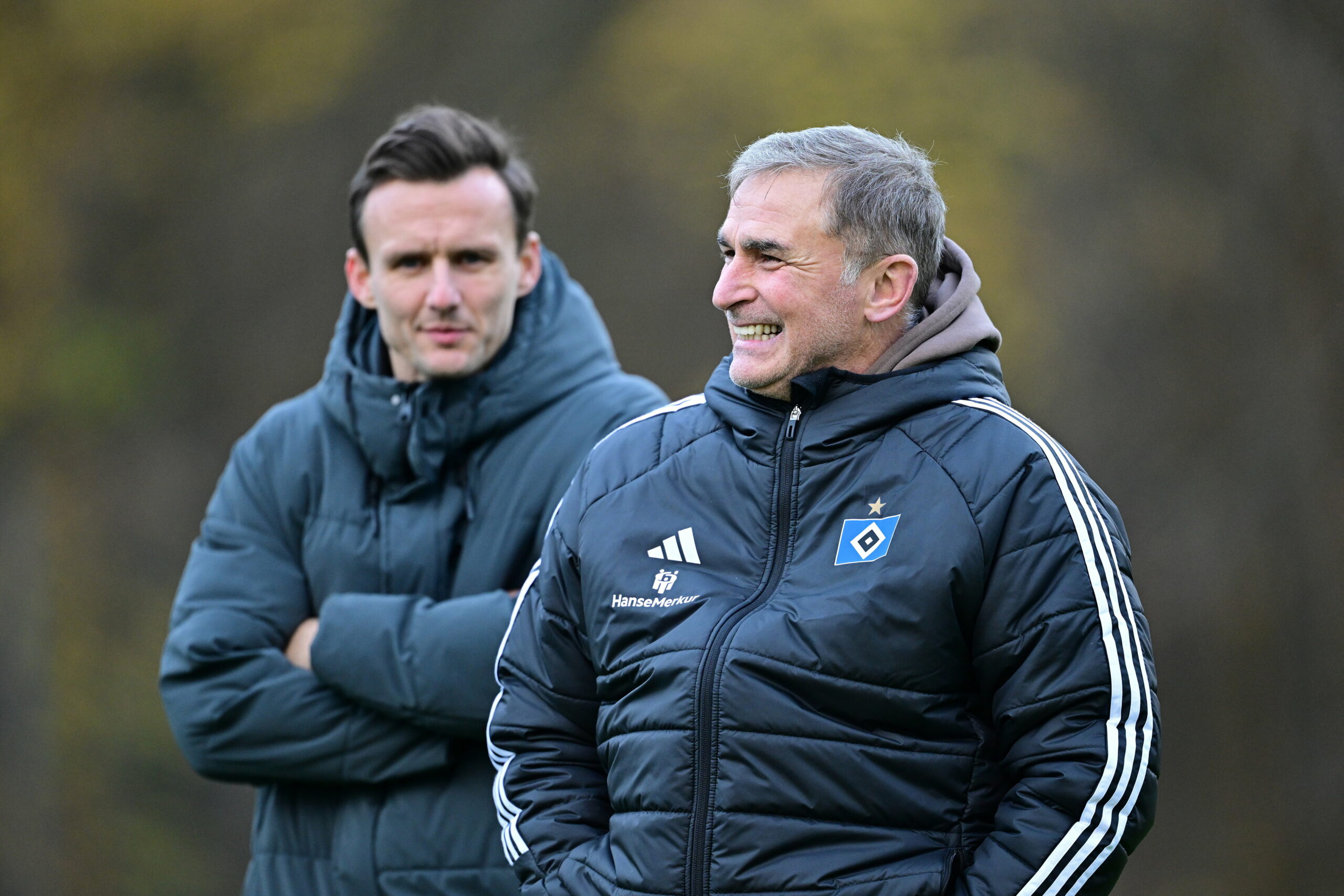 HSV-Sportdirektor Claus Costa und Sportvorstand Stefan Kuntz schauen beim Training zu.