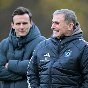 HSV-Sportdirektor Claus Costa und Sportvorstand Stefan Kuntz schauen beim Training zu.