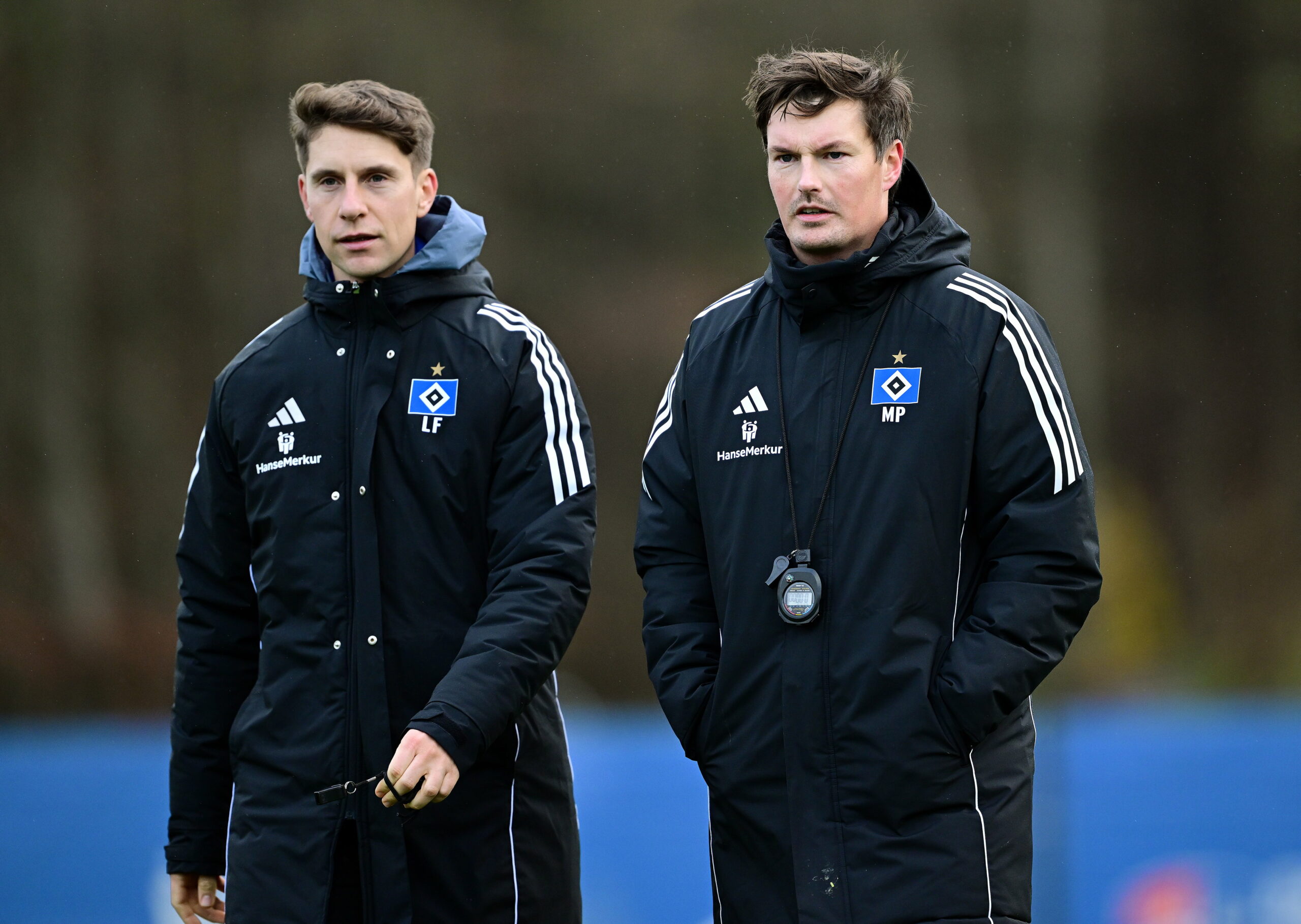 Merlin Polzin und Loic Favé gehen zusammen über den Trainingsplatz