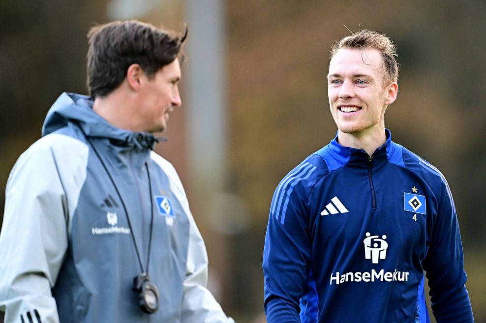 HSV-Interimscoach Merlin Polzin tauscht sich mit Kapitän Sebastian Schonlau aus.