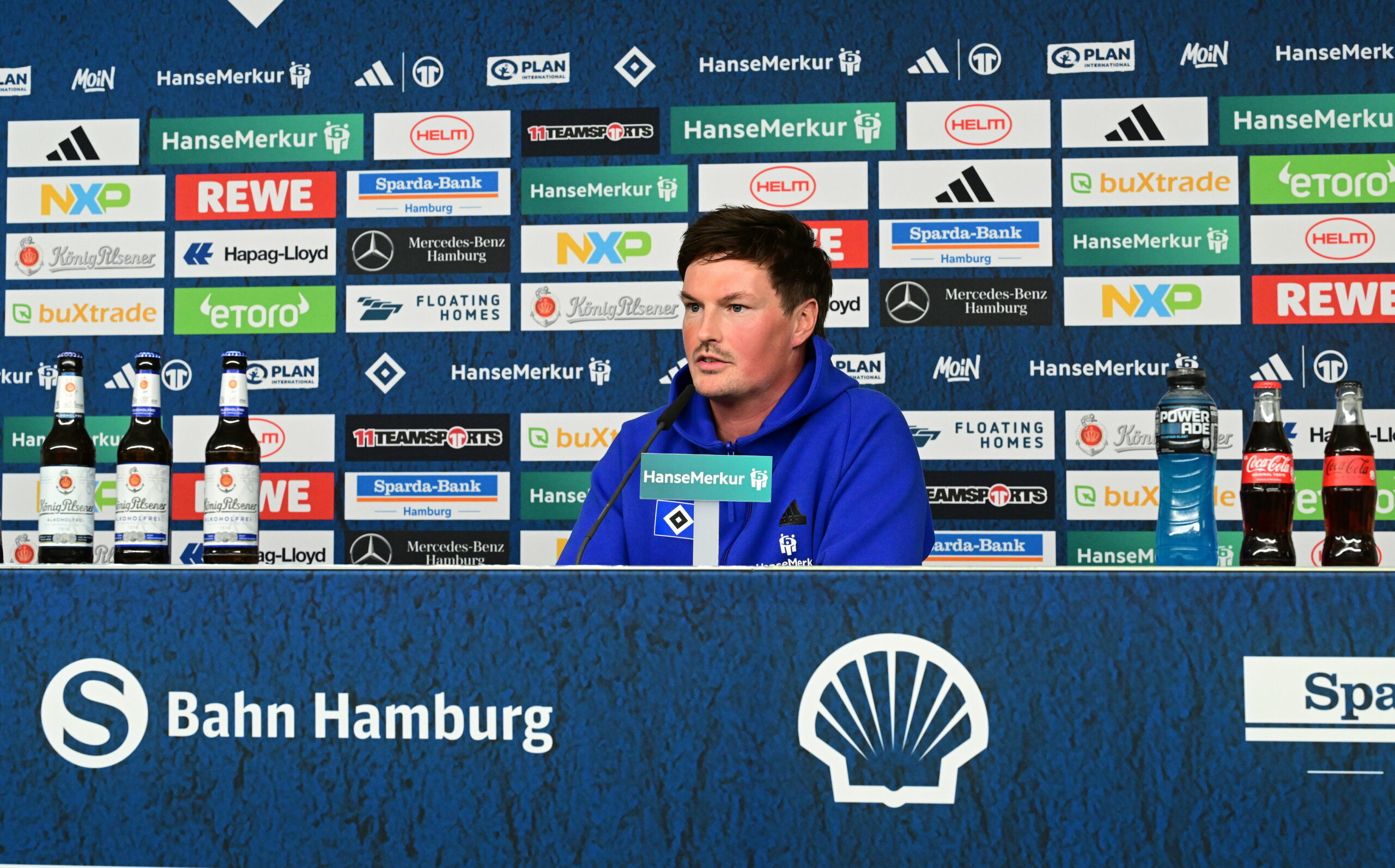 HSV-Interimstrainer Merlin Polzin auf einer Pressekonferenz