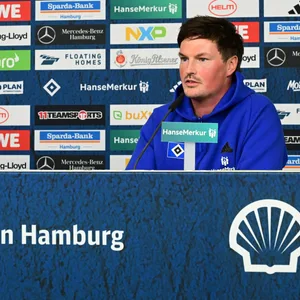 HSV-Interimstrainer Merlin Polzin auf einer Pressekonferenz