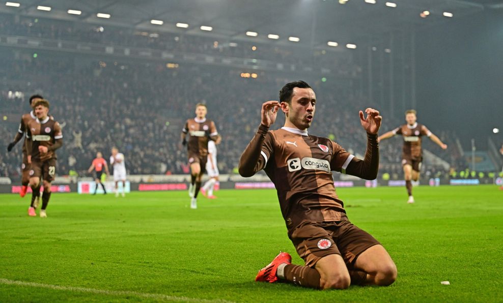 Manolis Saliakas jubelt über sein 1:0 für St. Pauli.