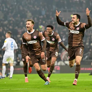 St. Paulis Torschützen beim gemeinsamen Jubel: Johannes Eggestein (3:0), Morgan Guilavogui (2:0) und Manolis Saliakas (1:0)
