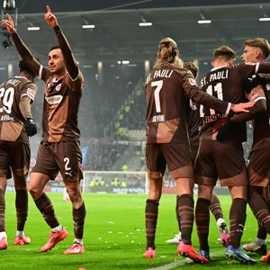 St. Pauli feiert den Heimsieg gegen Kiel