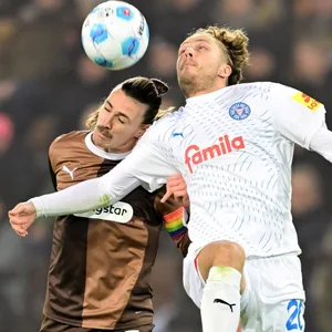Jackson Irvine im Kopfballduell mit Fiete Arp