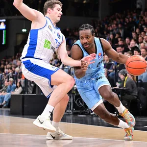 Johnathan Stove dribbelt den Basketball an Patrick Heckmann vorbei.
