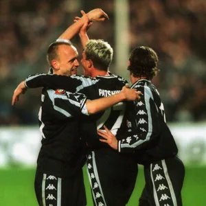 Holger Stanislawski, Nico Patschinski und Morten Berre bejubeln den Bayern-Sieg