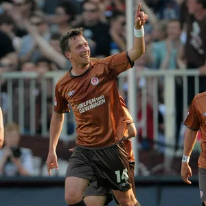 Marcel Eger bejubelt sein Tor gegen den FC Bayern