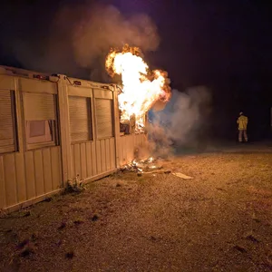 Als die Einsatzkräfte vor Ort eintrafen, schlugen die Flammen bereits aus dem Wohncontainer an der Altländer Straße.