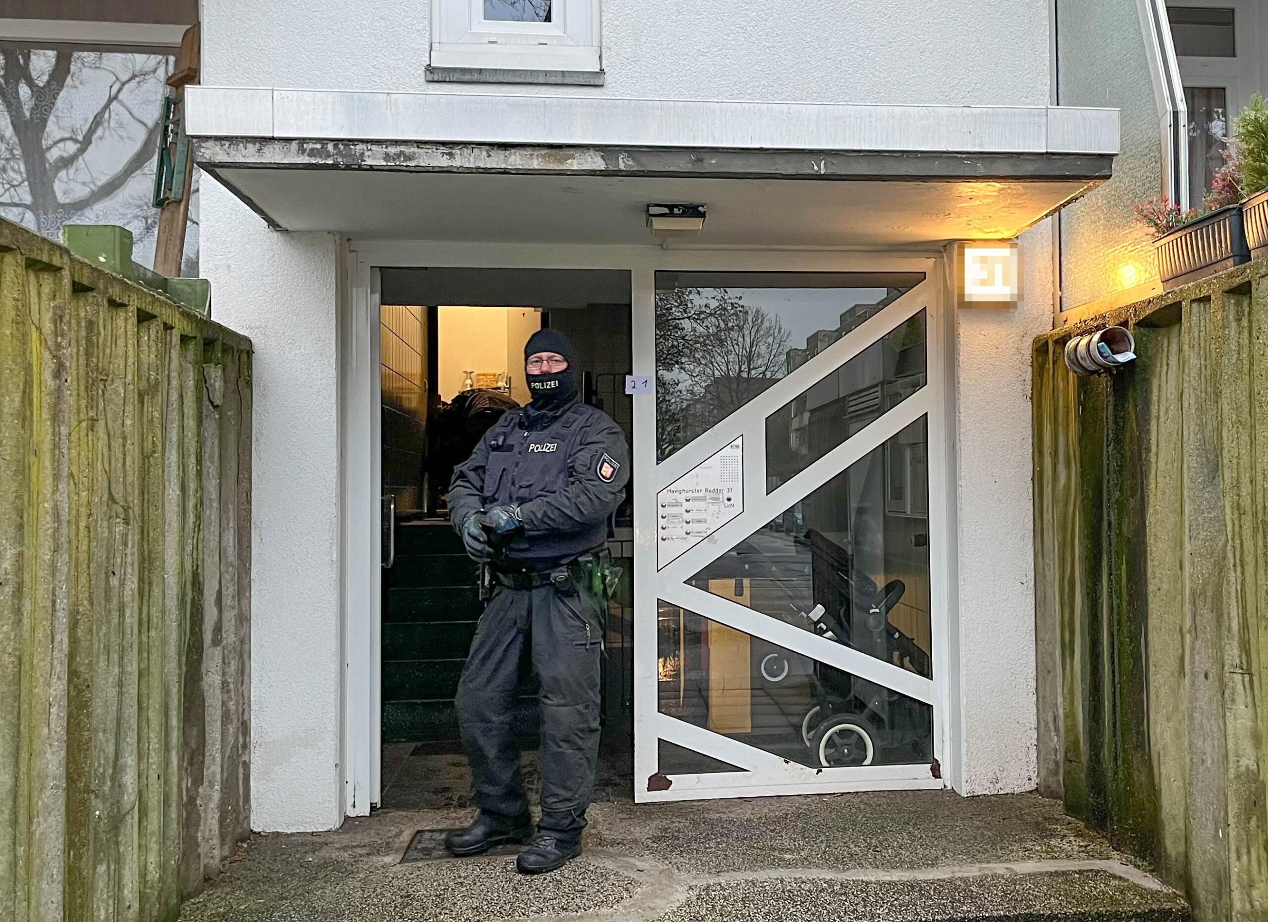 Die Einsatzkräfte durchsuchten eine Wohnung, einen Kellerraum und ein Fahrzeug.