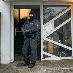 Die Einsatzkräfte durchsuchten eine Wohnung, einen Kellerraum und ein Fahrzeug.