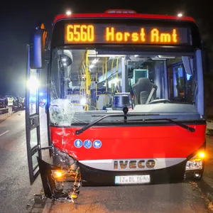 Ein Bus mit beschädigter Front