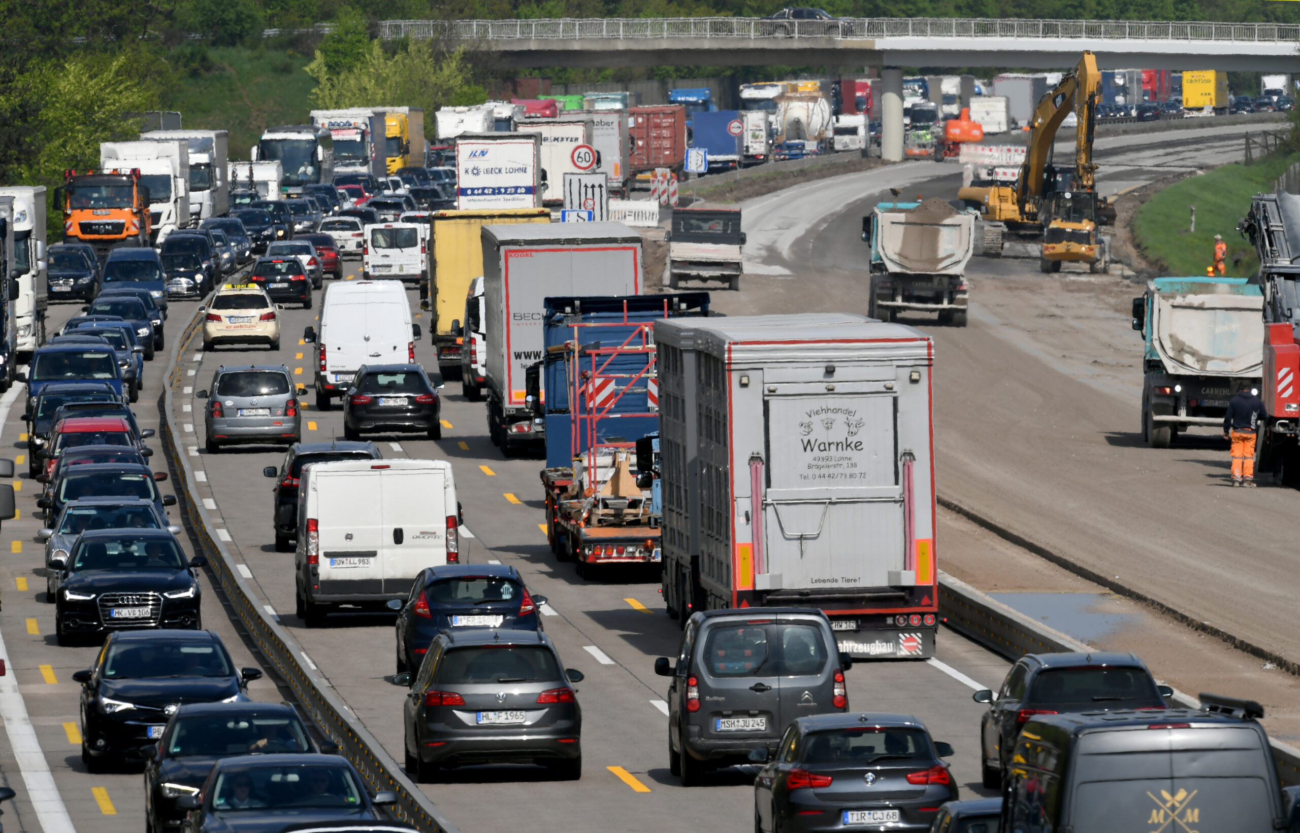 Autos stehen auf der A7 im Stau.