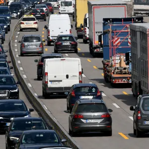 Autos stehen auf der A7 im Stau.