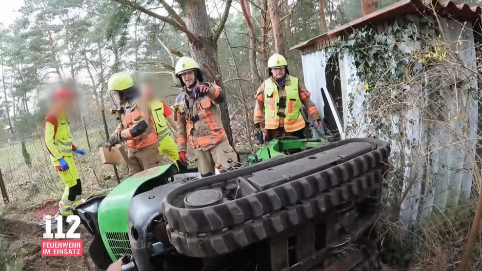 Umgekippte Maschine, kein Problem für die Feuerwehr.