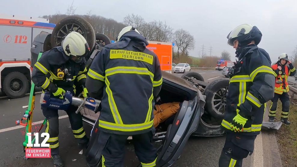 Um Personen zu retten, müssen oft auch Türen entfernt werden.