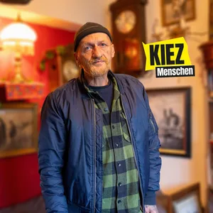 Uli Zöller (59) in seinem Zimmer im Regenbogenhaus auf dem Kiez