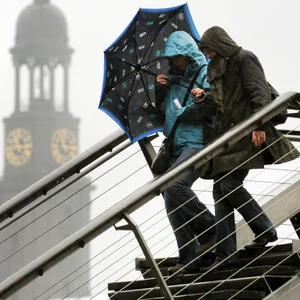 Strömender Regen und starker Wind in Hamburg. (Archivbild)