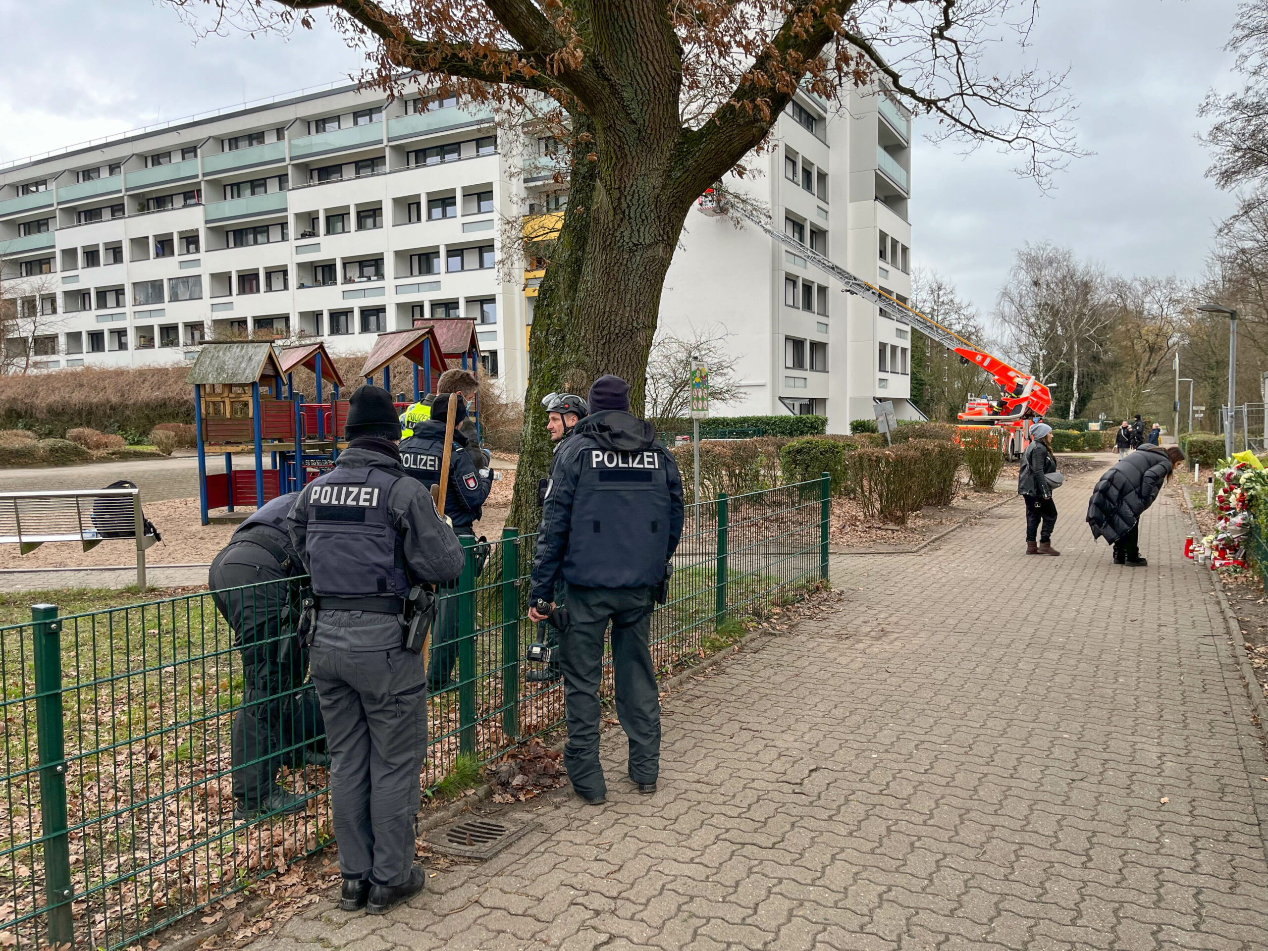 Tage nach der Tat rückten zahlreiche Einsatzkräfte erneut am Tatort an und sicherten Spuren.