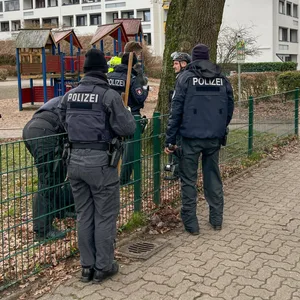 Tage nach der Tat rückten zahlreiche Einsatzkräfte erneut am Tatort an und sicherten Spuren.