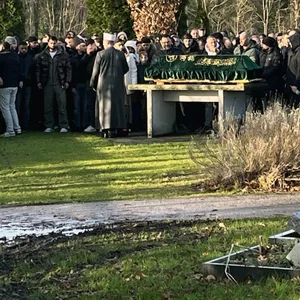 Rund 1000 Trauergäste nahmen an der Beerdigung des 20-Jährigen Eldin teil.