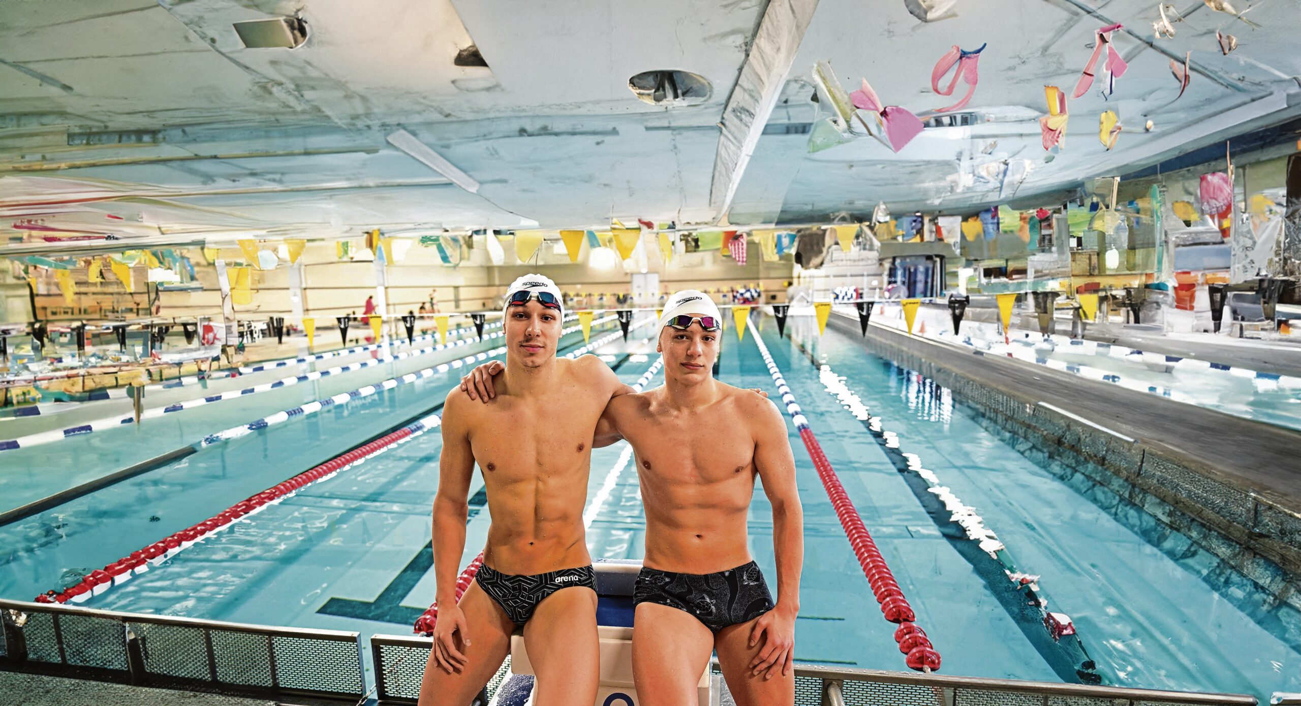 Volodymyr Lisovets und Arsenii Kovalov Arm in Arm vor dem Beckenrand