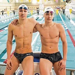Volodymyr Lisovets und Arsenii Kovalov Arm in Arm vor dem Beckenrand