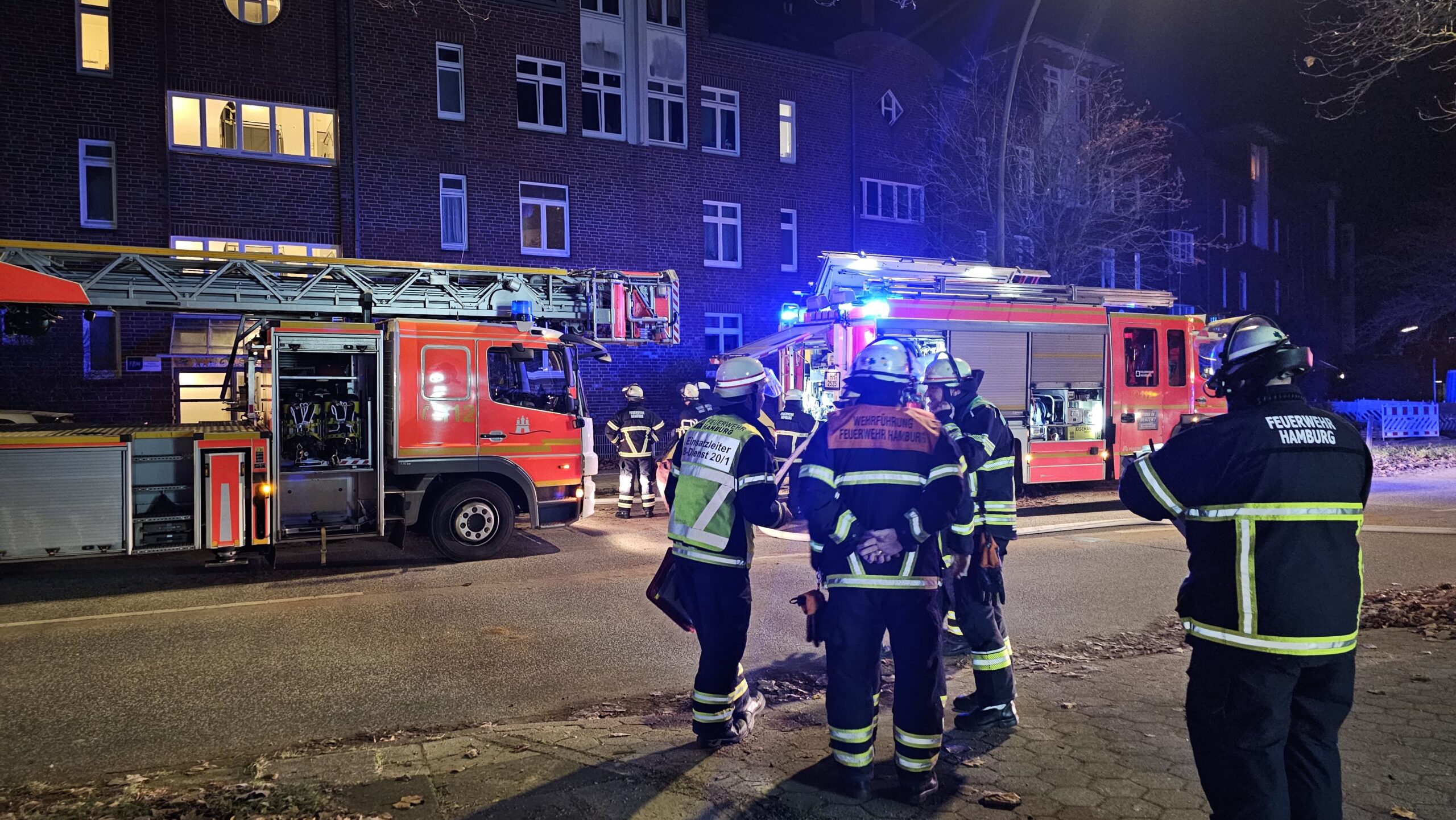 Feuer in Unterkunft für wohnungslose in Wandsbek – Großeinsatz der Feuerwehr