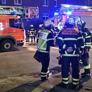 Feuer in Unterkunft für wohnungslose in Wandsbek – Großeinsatz der Feuerwehr