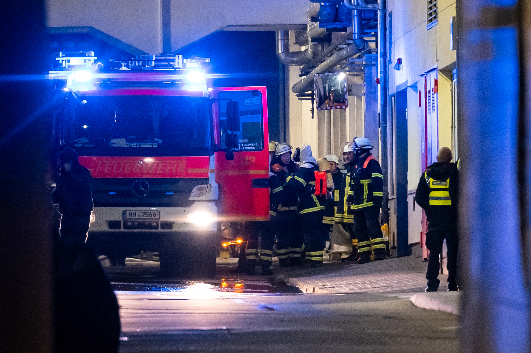 Großaufgebot der Feuerwehr Hamburg im Brandeinsatz bei einem Chiphersteller in Lokstedt.