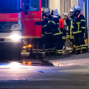 Großaufgebot der Feuerwehr Hamburg im Brandeinsatz bei einem Chiphersteller in Lokstedt.