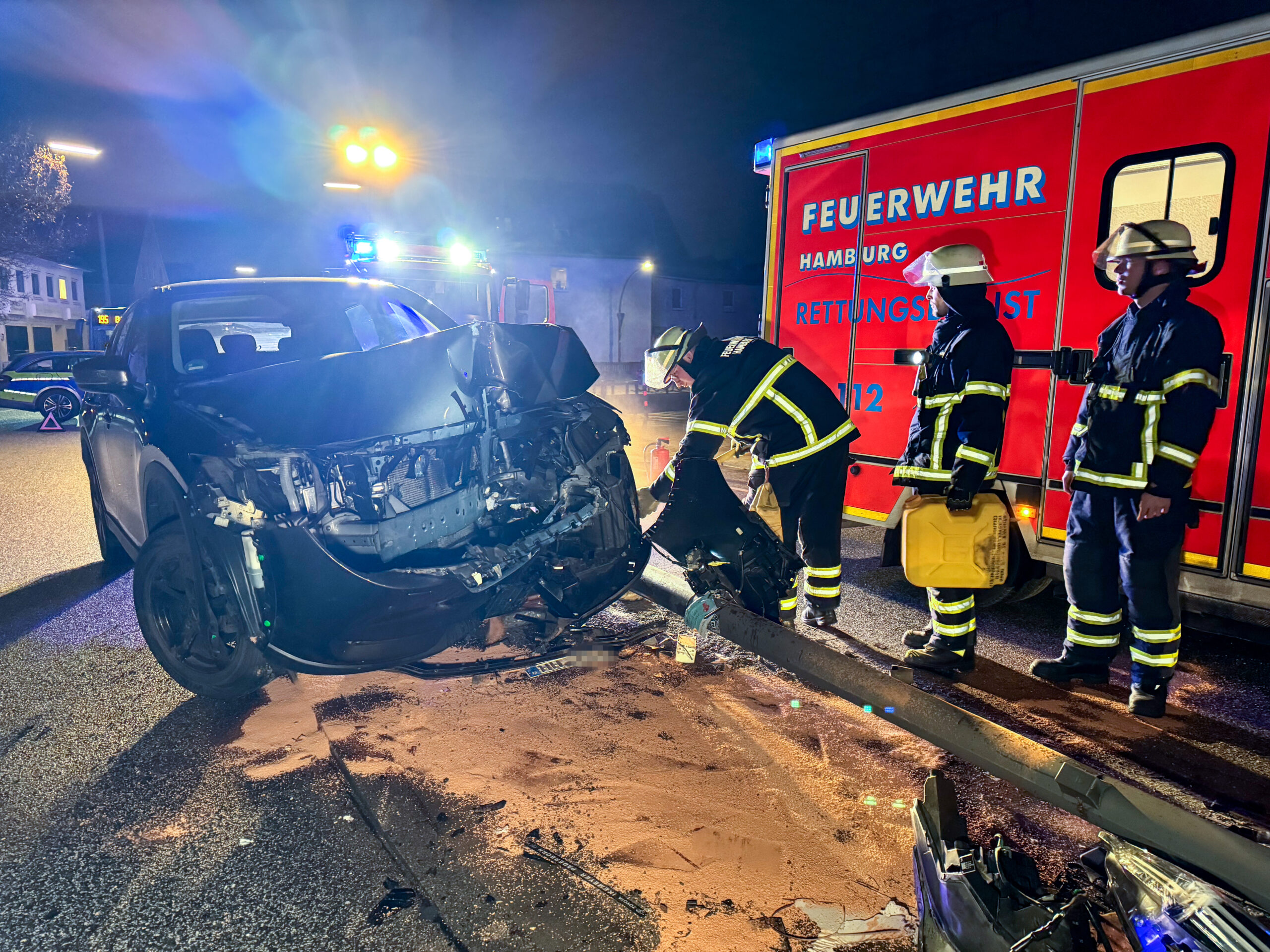 Hamburg-Schnelsen: Das schwer beschädigte Fahrzeug nach der Kollision mit einem Laternenmast.